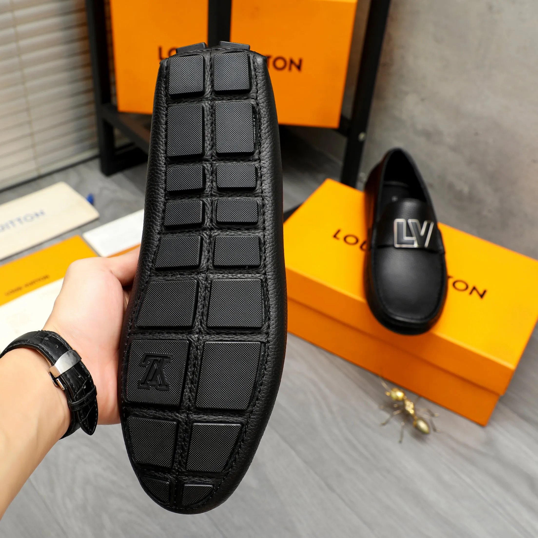 Men's shoes 💰420 Product trademark: LV "Louis Vuitton" casual slip-on shoes Regular size: 38-46 (45.46 custom-made, non-returnable) Product materials: Selected pebbled cowhide upper, sheepskin lining, original rubber outsole